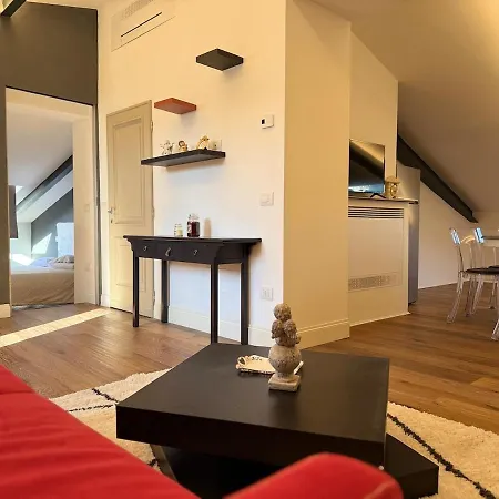 Explore From Location アパート